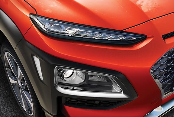 Hyundai Kona Luces de posición LED separadas del sistema de luces principal y luces de niebla.